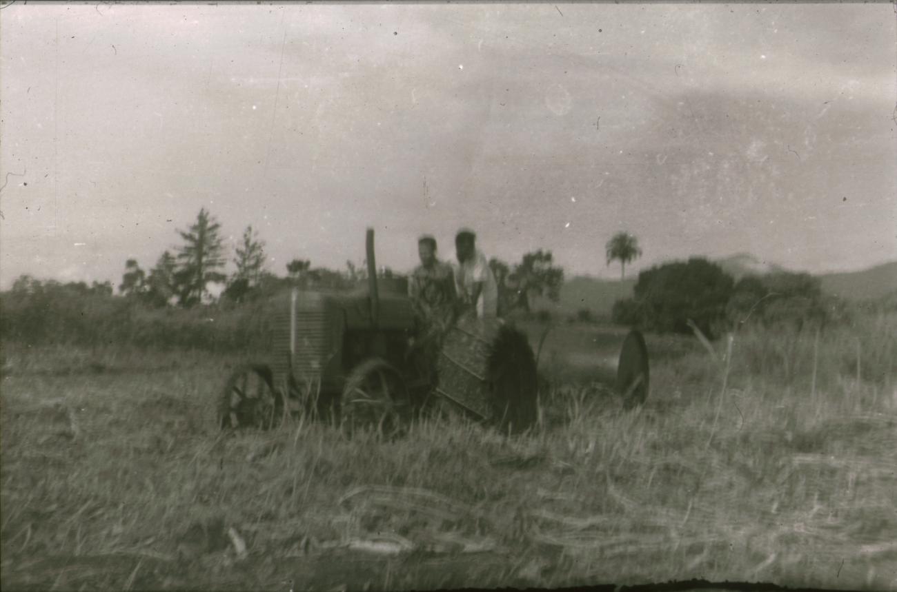 BD/309/293 -
Twee mannen bezig met het egaliseren van de grond met landbouwtractor