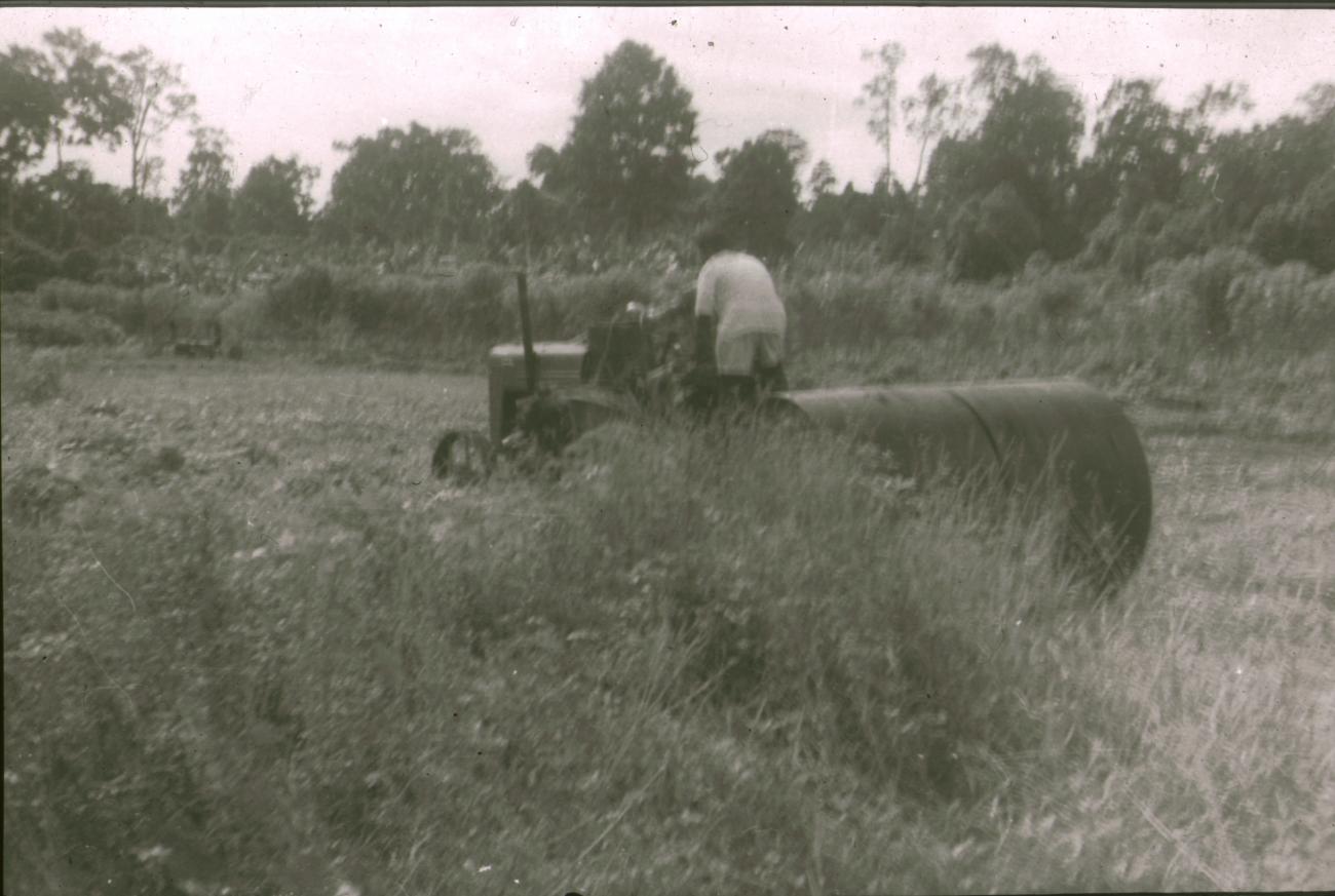BD/309/294 -
Twee mannen bezig met het egaliseren van de grond met landbouwtractor