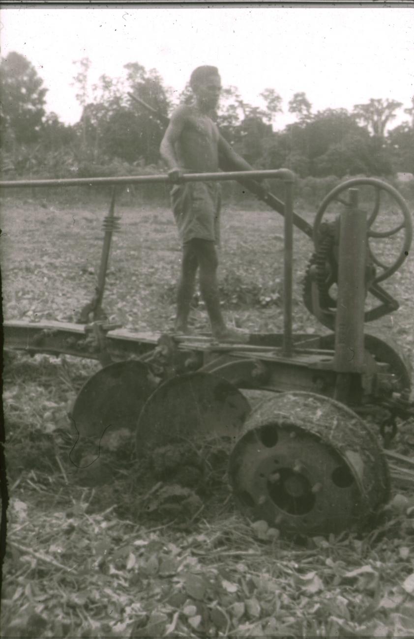 BD/309/300 -
Man bewerkt de grond met een frees ten behoeve van akkerbouw