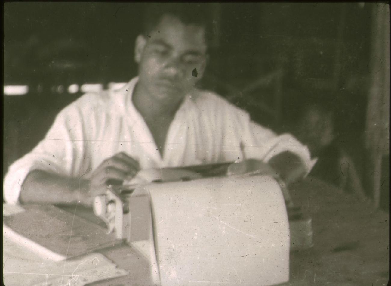 BD/309/303 -
Kantoorwerkzaamheden met de typemachine