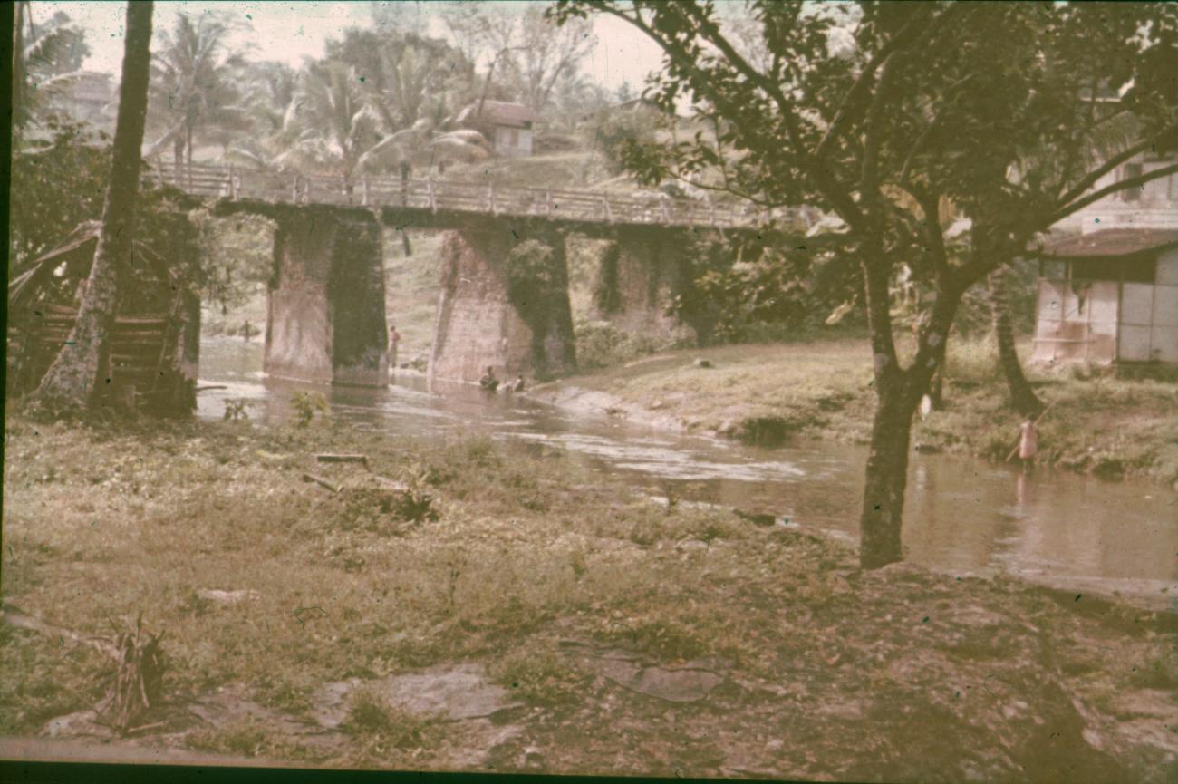 BD/309/325 -
Landschap van brug over een "moderne" rivier in de Vogelkop