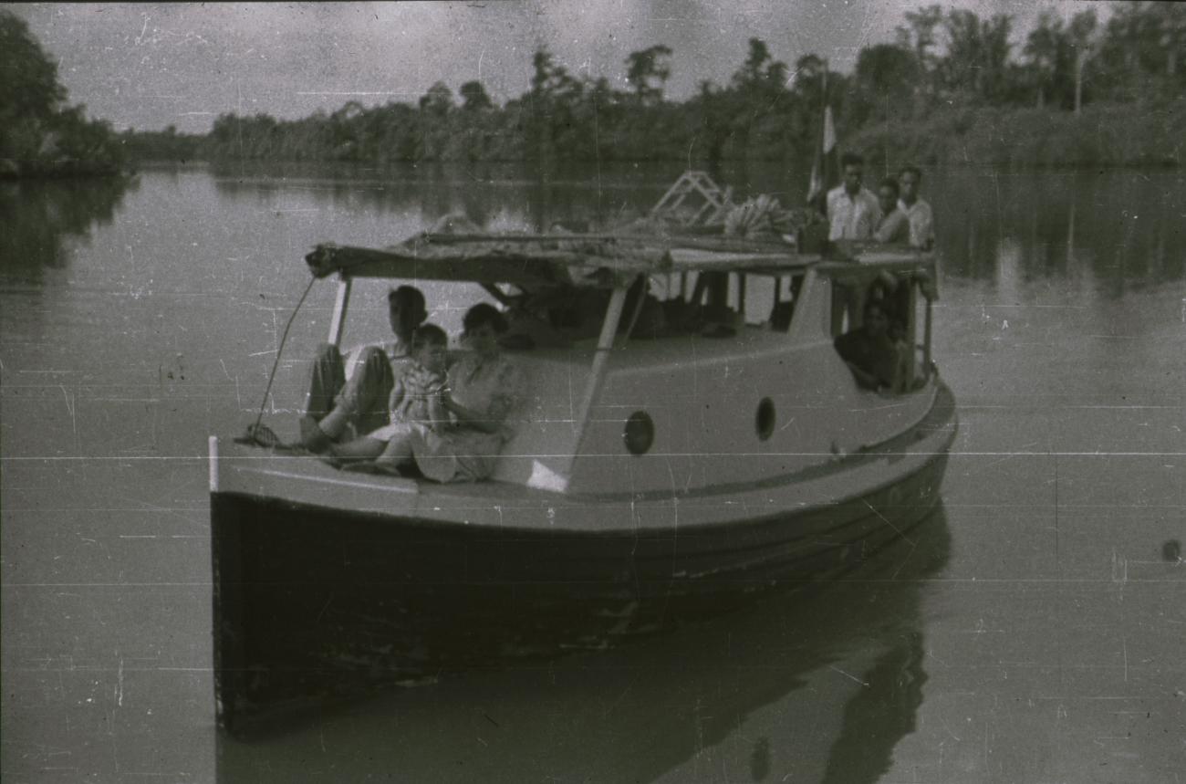 BD/309/346 -
De familie Marcus op de sloep te Inawatan