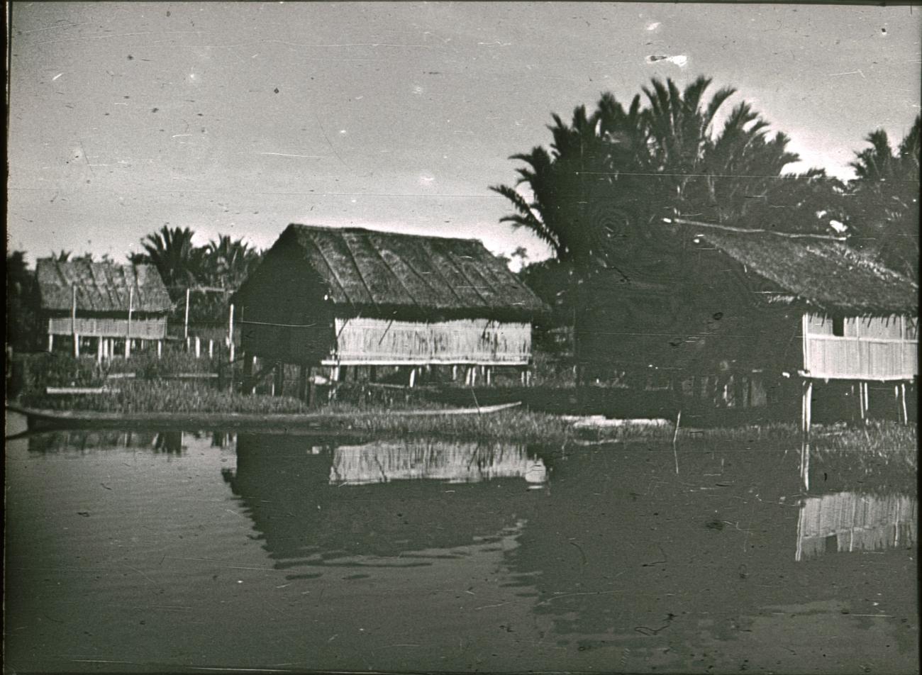 BD/309/352 -
Paalwoningen aan de rivier in het dorp Kasueri
