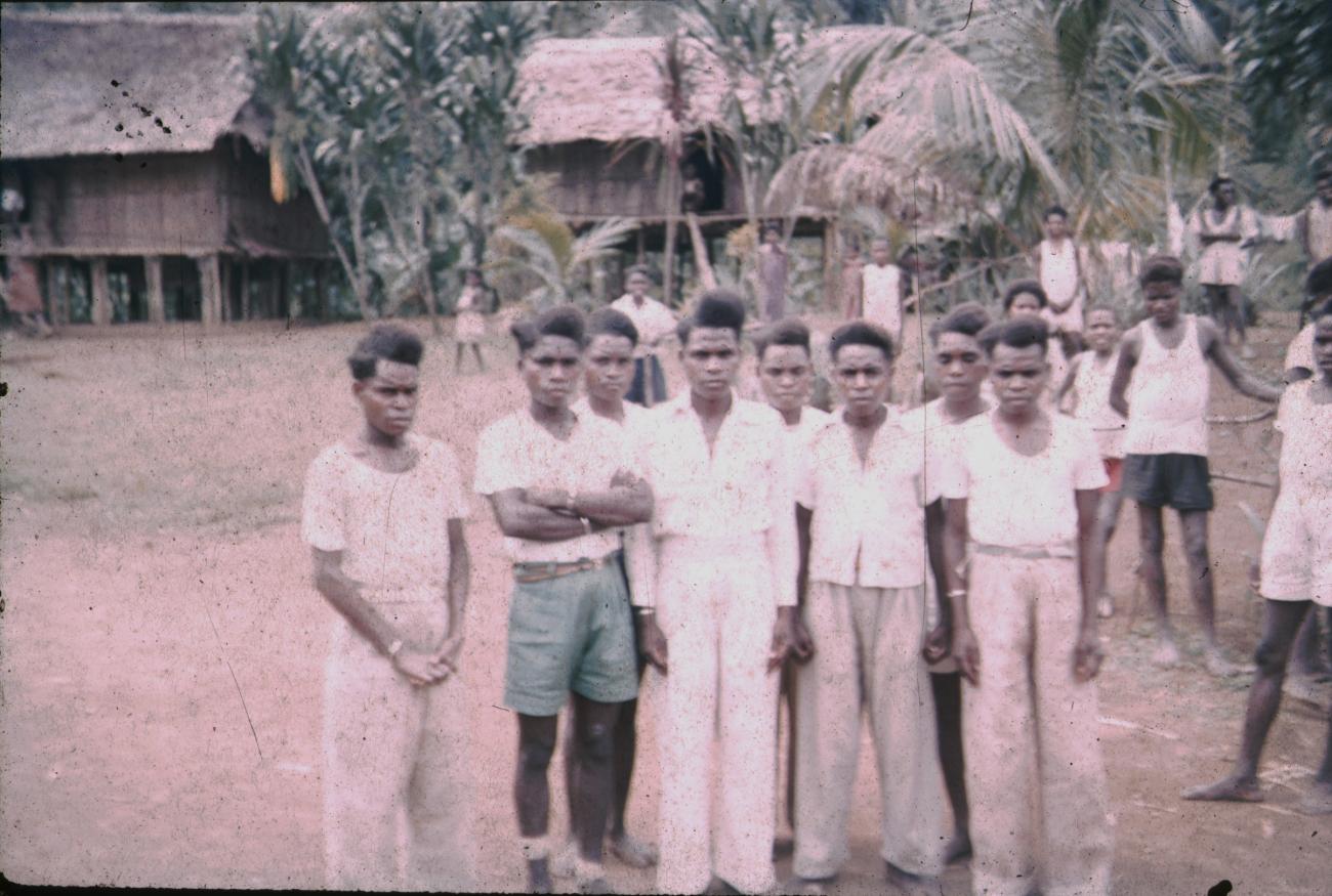 BD/309/377 -
Dorpsgezicht met groep mannen uit het dorp Sosenek