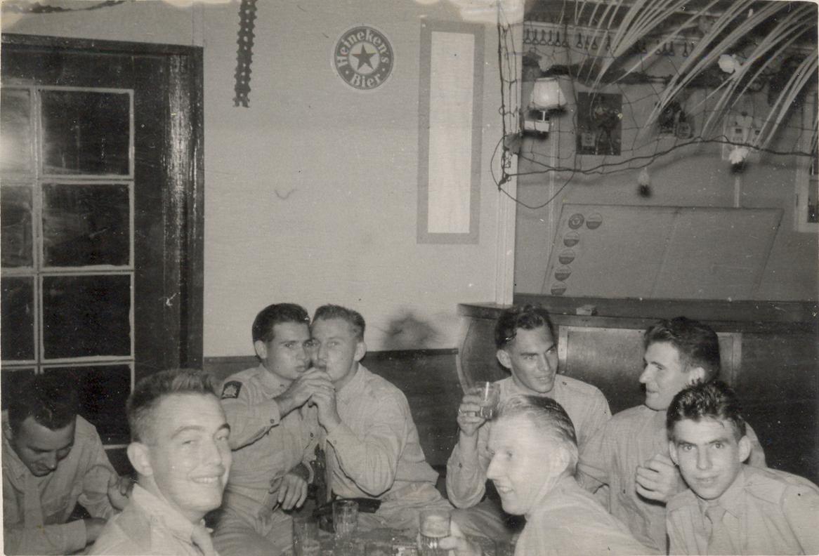 BD/318/101 -
Mariniers in de recreatieruimte, kazerne op Biak