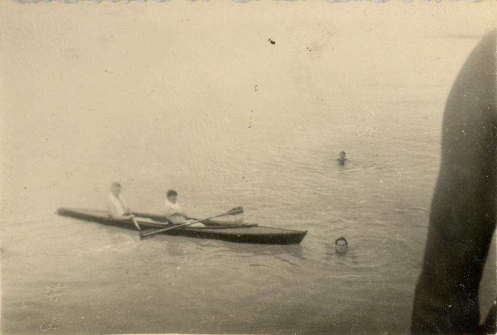 BD/318/104 -
Mariniers in kano en zwemmend