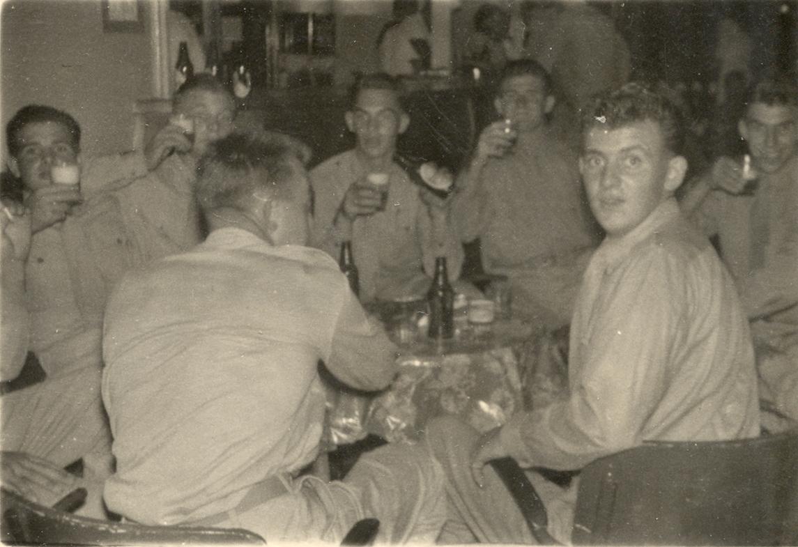 BD/318/107 -
Mariniers in de recreatieruimte in de kazerne op Biak