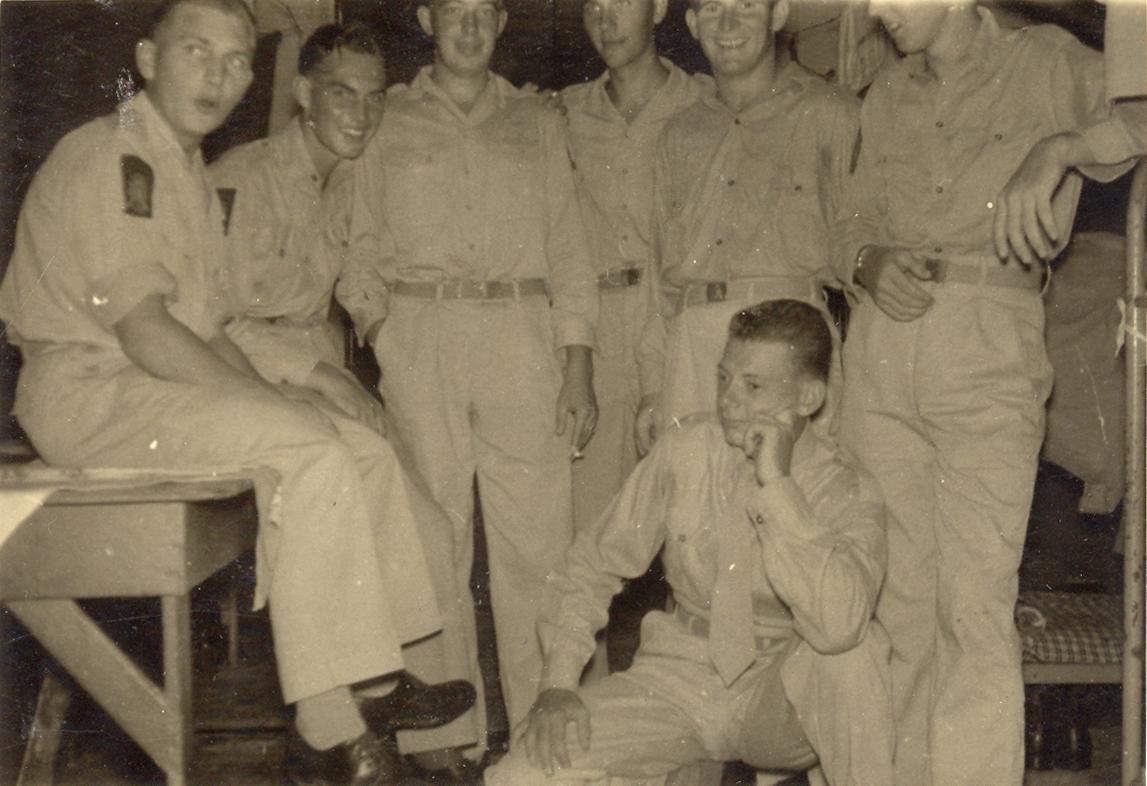 BD/318/109 -
Mariniers in de recreatieruimte van de kazerne op Biak