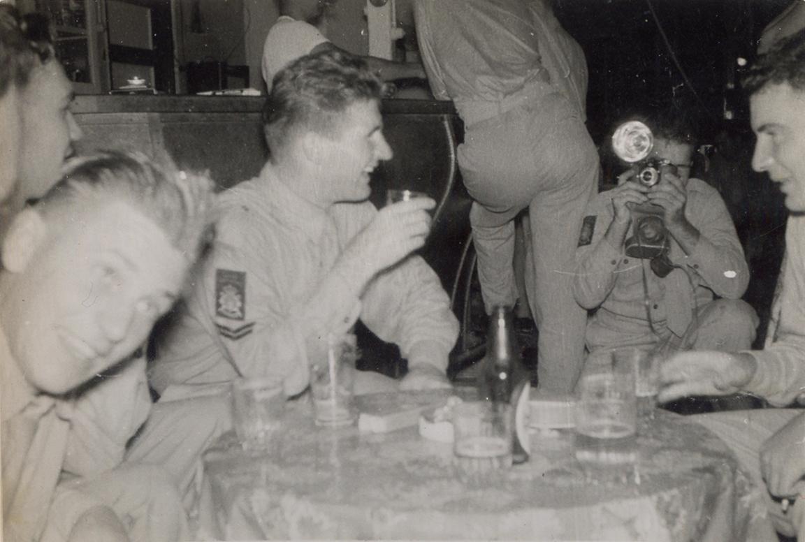 BD/318/112 -
Mariniers in de recreatieruimte van de kazerne op Biak