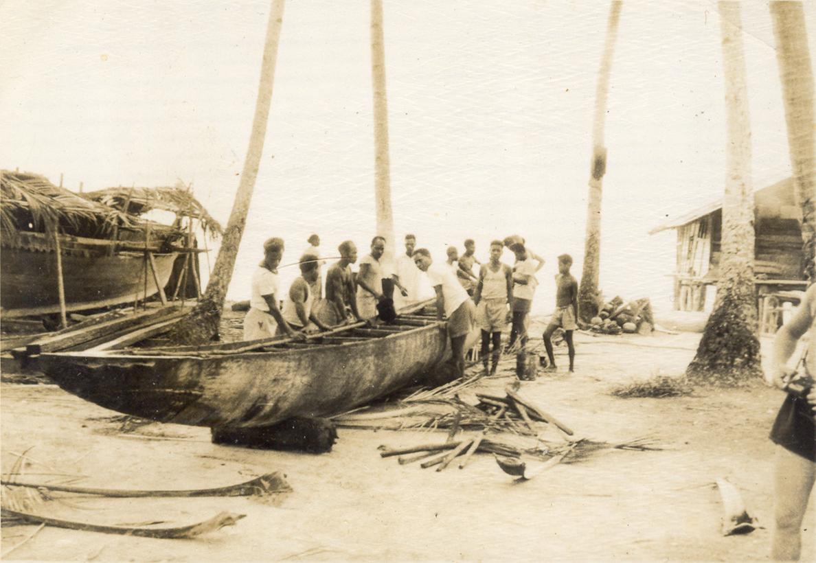 BD/318/113 -
Het verplaatsen van een zeeprauw aan het strand van Biak