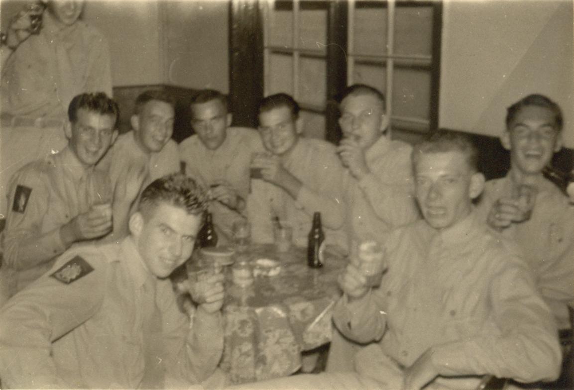 BD/318/114 -
Mariniers in de recreatieruimte van de kazerne op Biak