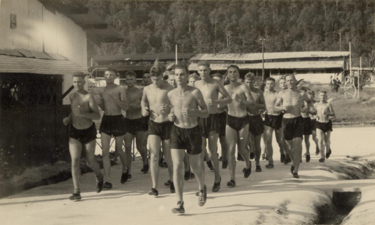 BD/318/116 -
Hardlopende mariniers op de kazerne van Biak
