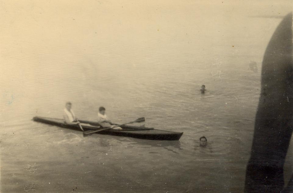 BD/318/34 -
Mariniers in kano en zwemmend
