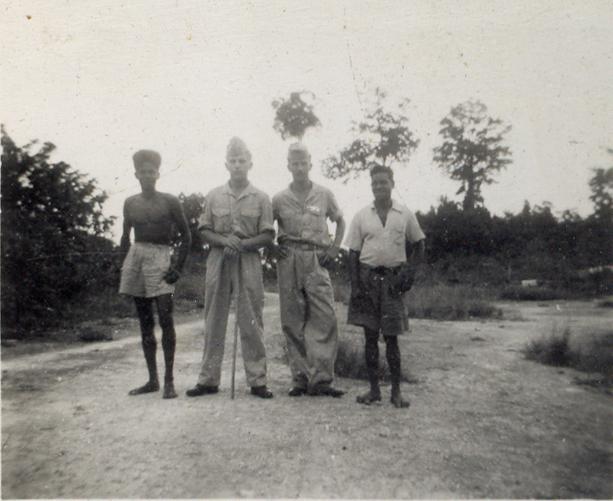 BD/318/37 -
Mariniers, geflankeerd door mannen uit Biak