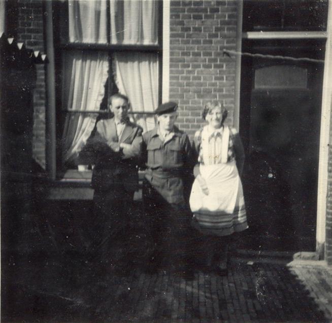 BD/318/46 -
Groepsfoto van mariniers met ouders in Nederland