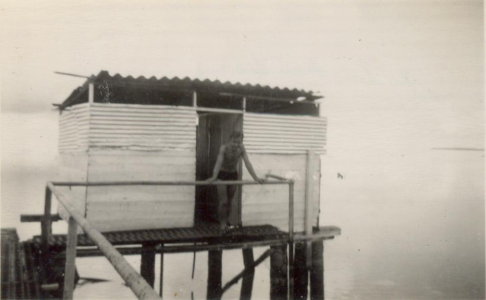 BD/318/47 - 
Mariniers in zwemkledij bij steiger
