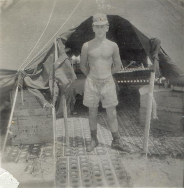 BD/318/48 -
Marinier poserend voor tent