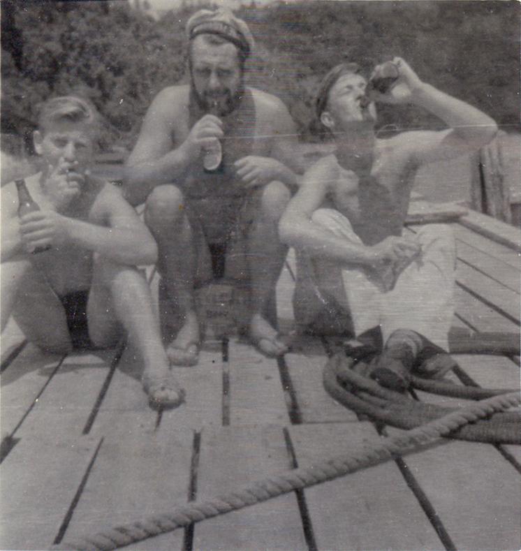 BD/318/53 -
Mariniers bierdrinkend, twee in zwemkledij