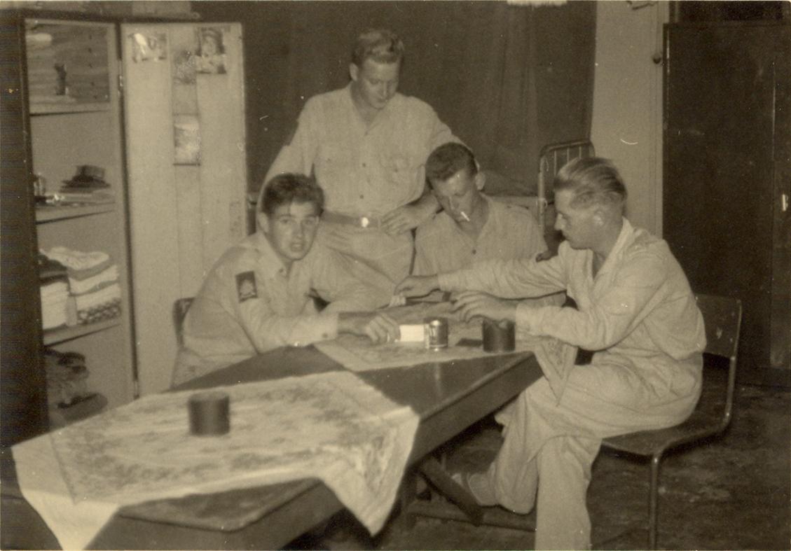 BD/318/70 -
Groepsfoto van kaartende mariniers