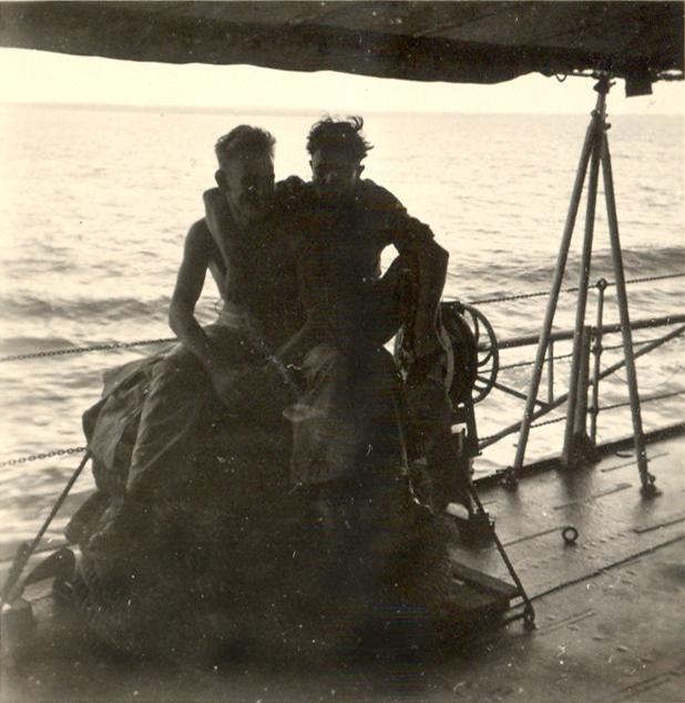 BD/318/75 -
Mariniers poserend op schip