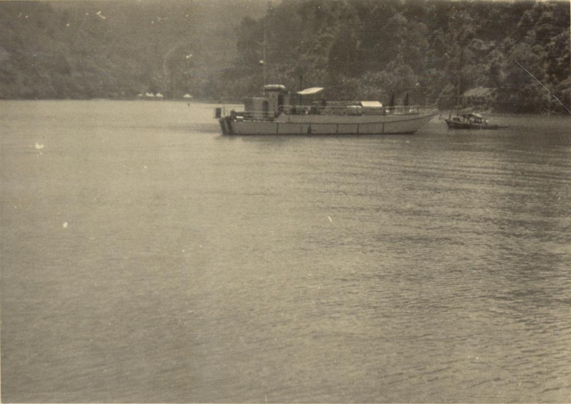 BD/318/77 -
Schip met daarnaast een klein bootje