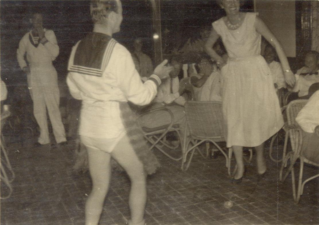 BD/318/78 -
Mariniers op een dansavond, een mariniers met heupgordel