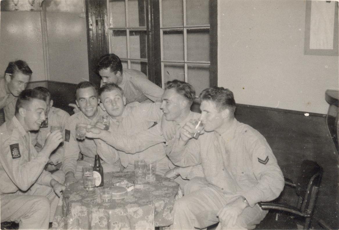 BD/318/82 -
Groepsfoto van drinkende mariniers in recreatieruimte