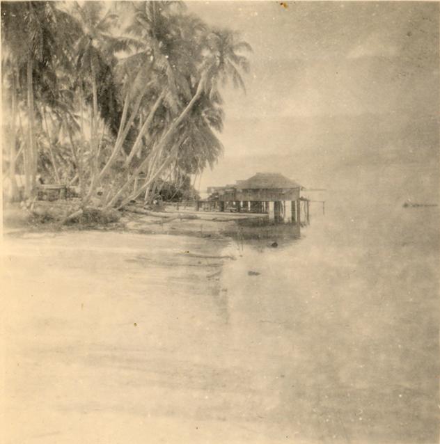 BD/318/92 -
Paalwoningen aan een van de stranden van Biak