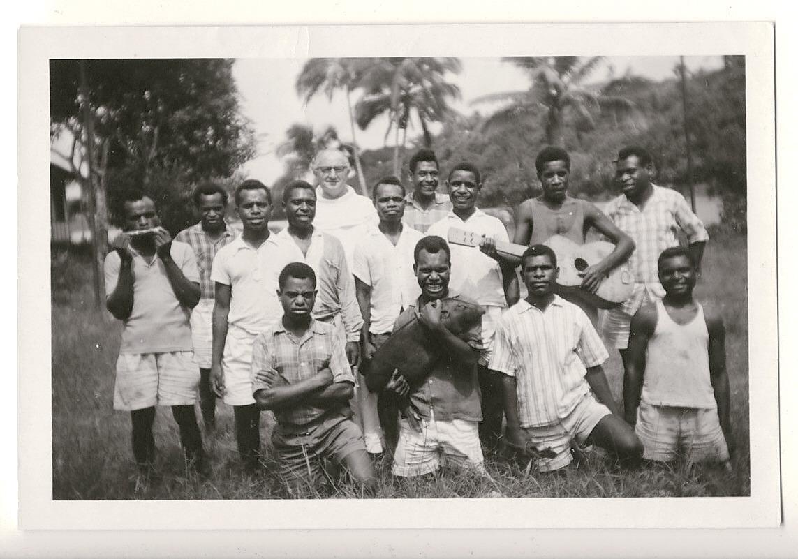 BD/335/18 - 
Groepsfoto pater N. Louter met mannen, o.m. man met zwijn
