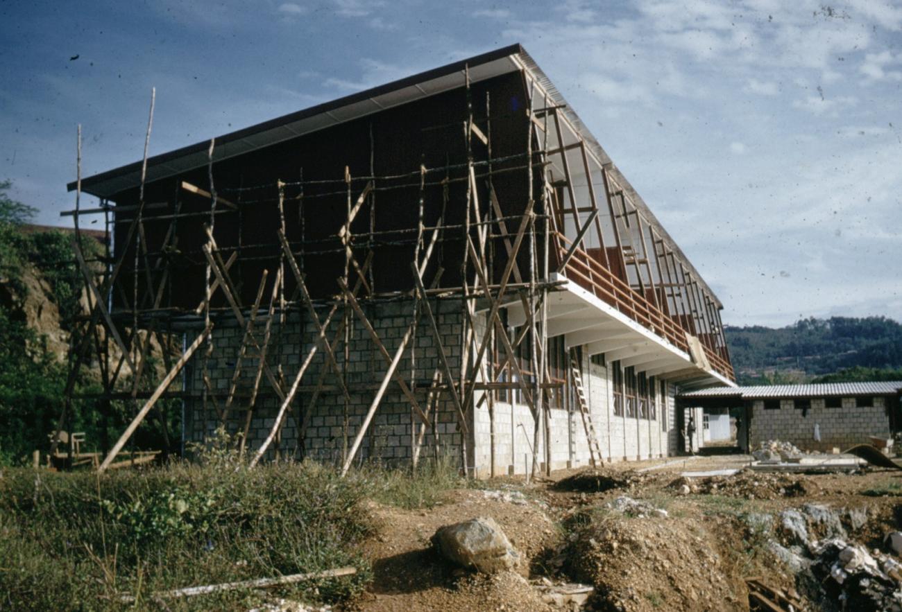 BD/66/108 - 
Bouw van een westers gebouw
