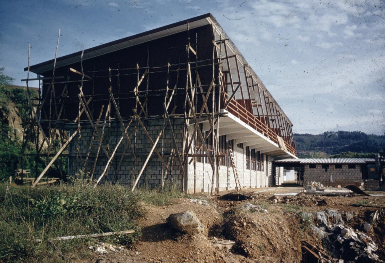 BD/66/109 - 
Bouw van een westers gebouw
