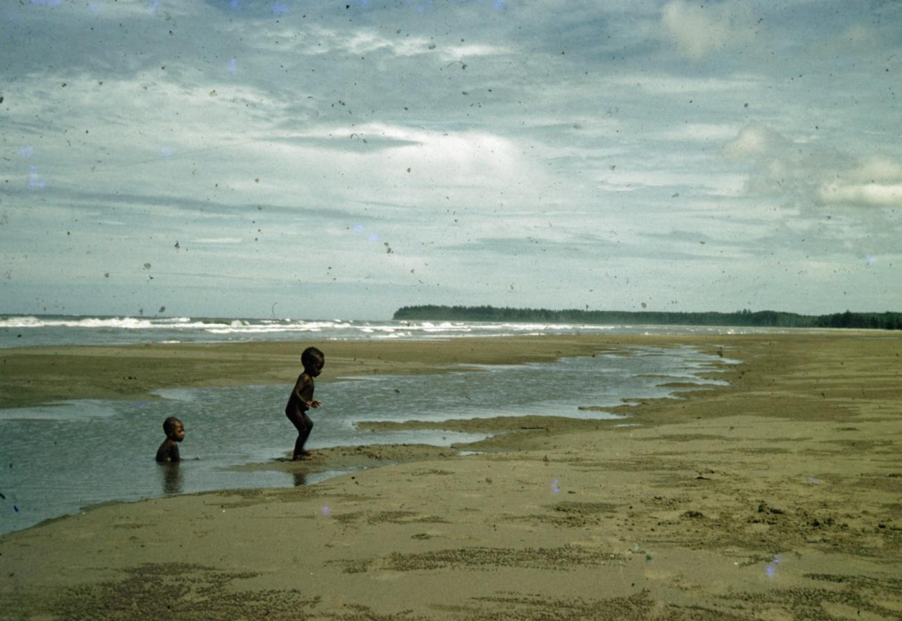 BD/66/113 - 
kinderen aan kust
