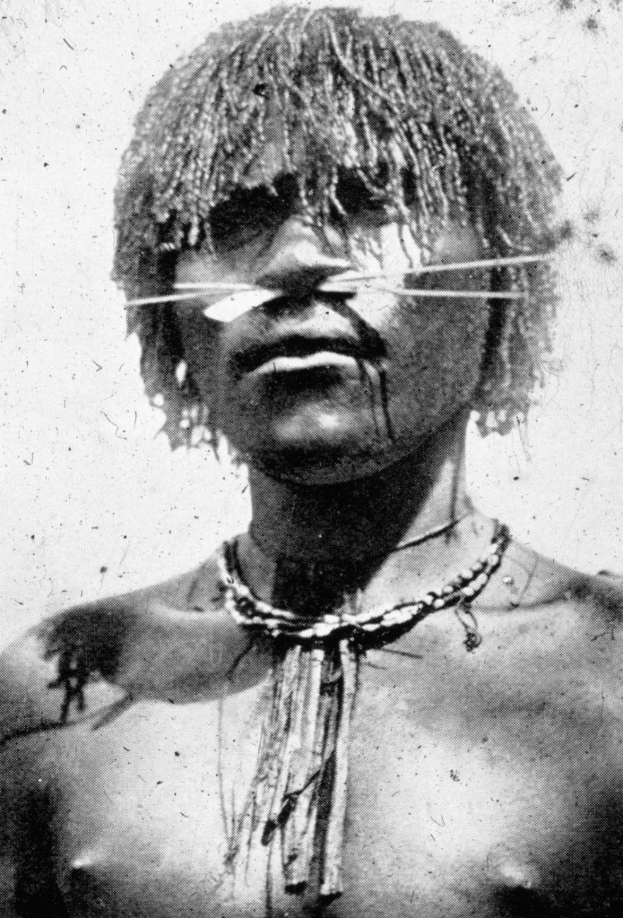 BD/66/161 - 
Asmat-man met neus- en halsversiering 
