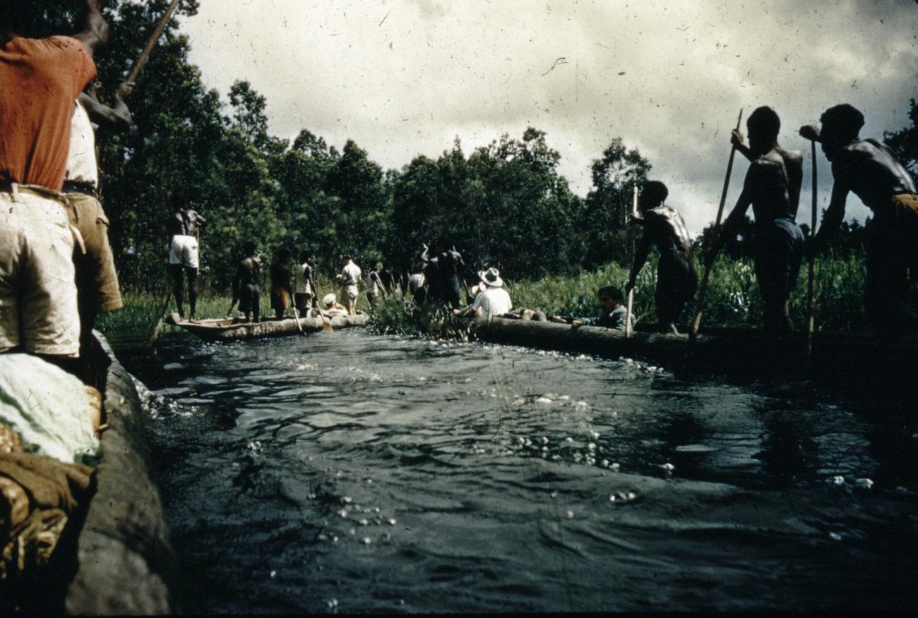 BD/66/244 - 
Nederlandse bestuurders varen mee in prauwen
