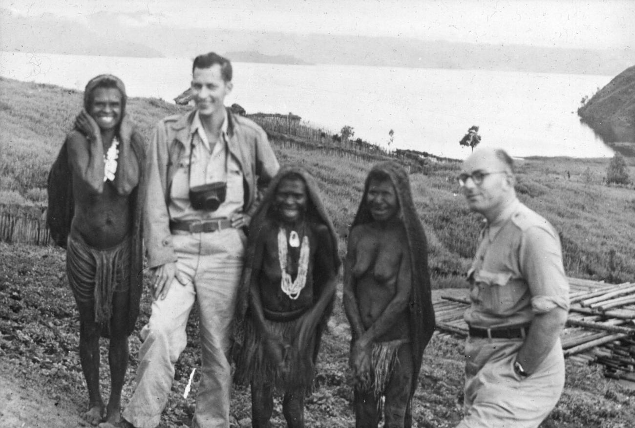 BD/66/266 - 
Westerse mannen waaronder Anthony van Kampen samen met Ekarivrouwen
