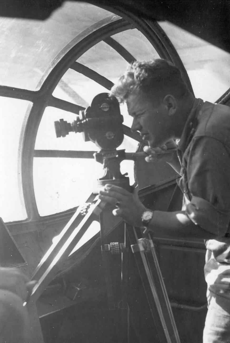 BD/66/326 - 
Filmopname vanuit  de cockpit van een vliegtuig
