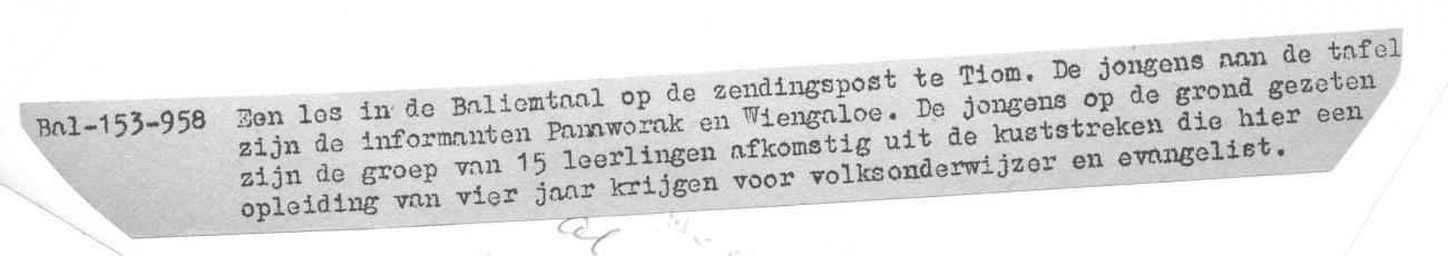 BD/66/352 - 
Een les in de Baliemtaal op een zendingspost te Tiom
