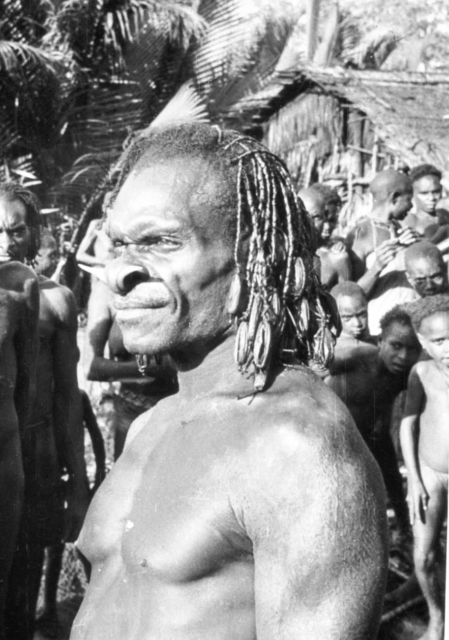 BD/66/400 -
Portret man uit de Asmat