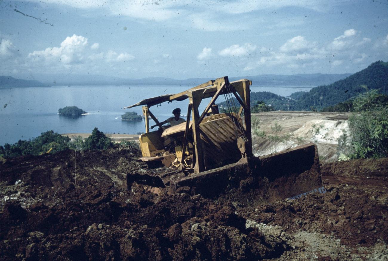 BD/66/42 - 
Construction and buldozer near a bay
