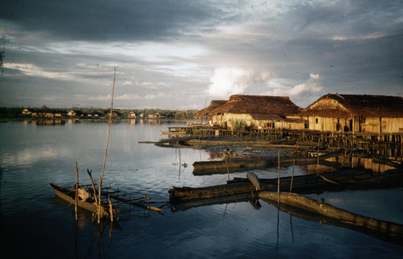 BD/66/67 - 
Kampong boven het water 
