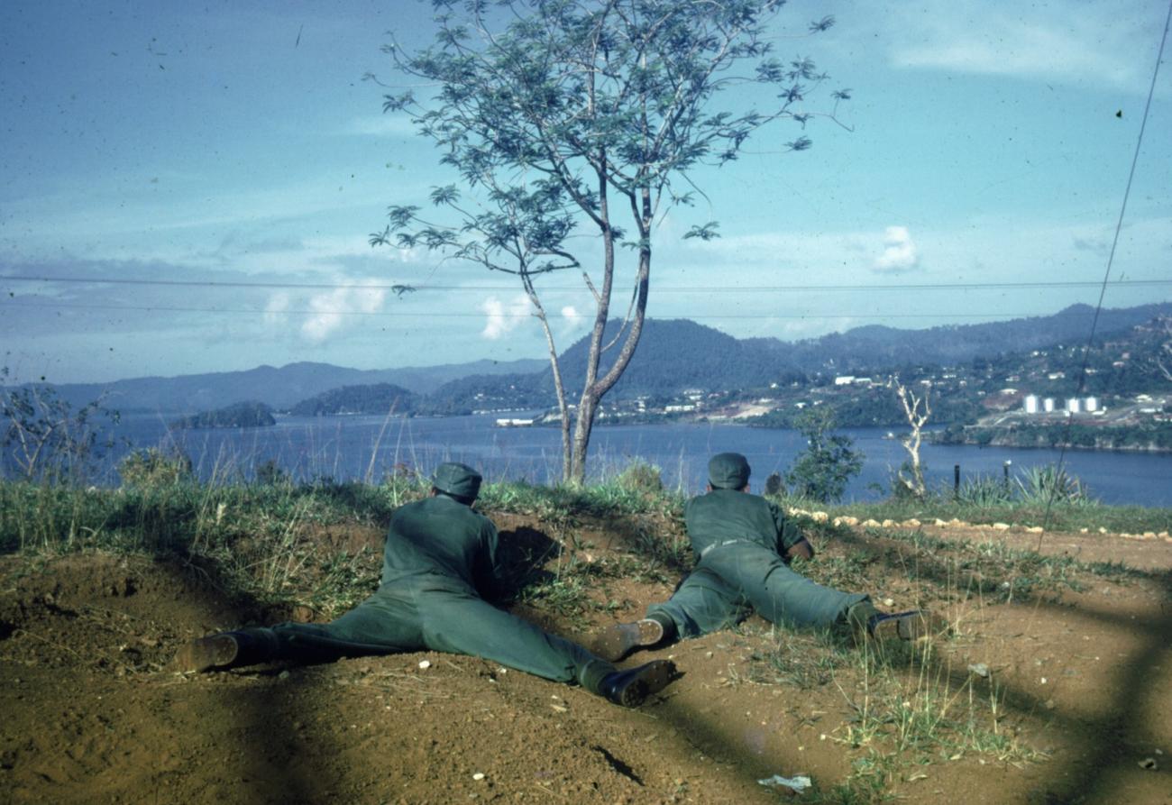 BD/66/81 - 
Leden van het  Vrijwilligerskorps aan het oefenen in de bergen bij Sorong
