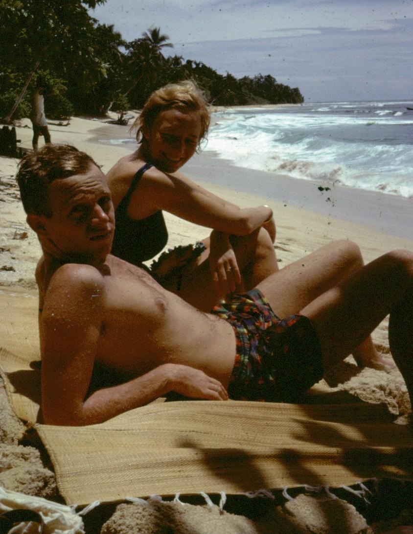 BD/66/82 - 
Westers stel op het strand
