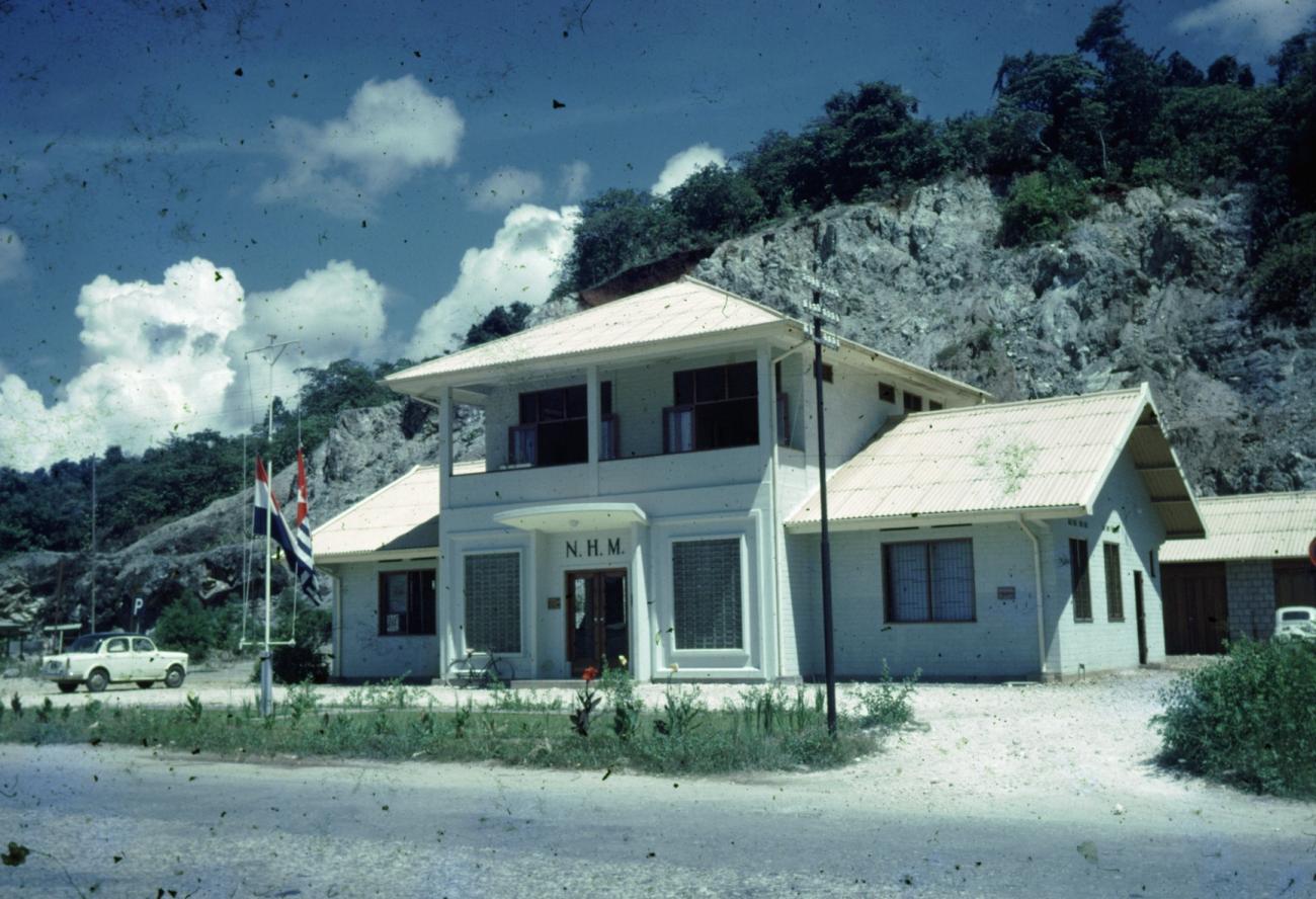 BD/66/83 - 
Gebouw van de Nederlandsche Handelsmaatschappij  in Hollandia
