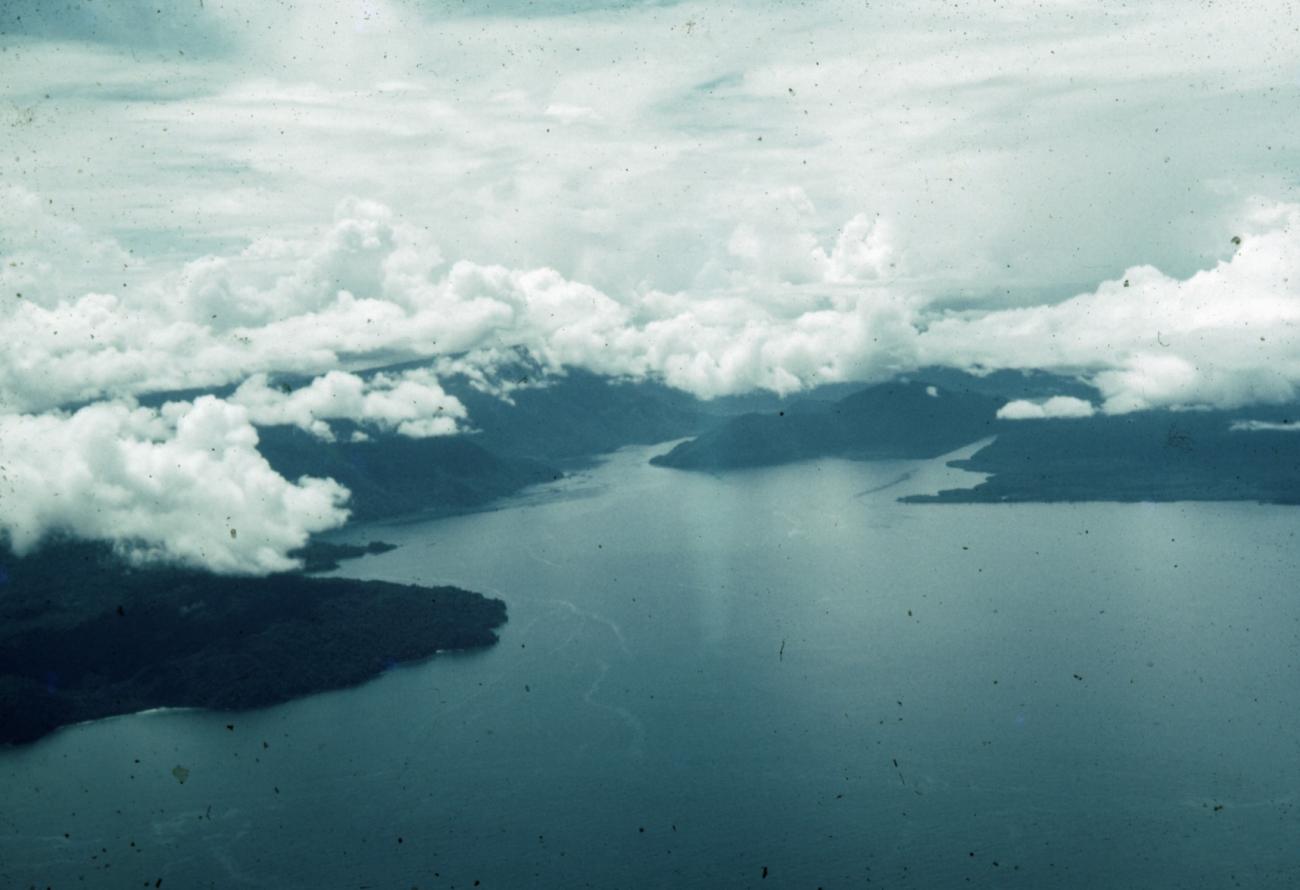 BD/66/85 - 
Luchtfoto van baai
