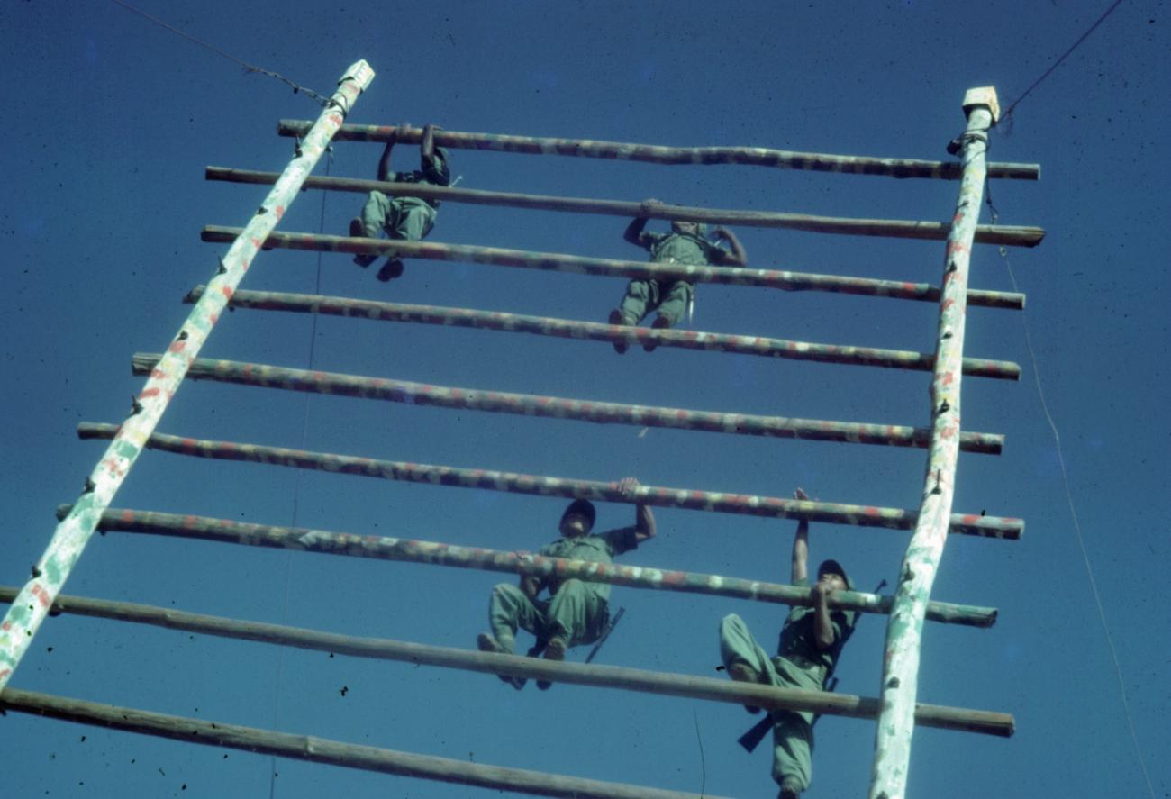 BD/66/88 - 
leden van het  Vrijwilligerskorps aan het oefenen
