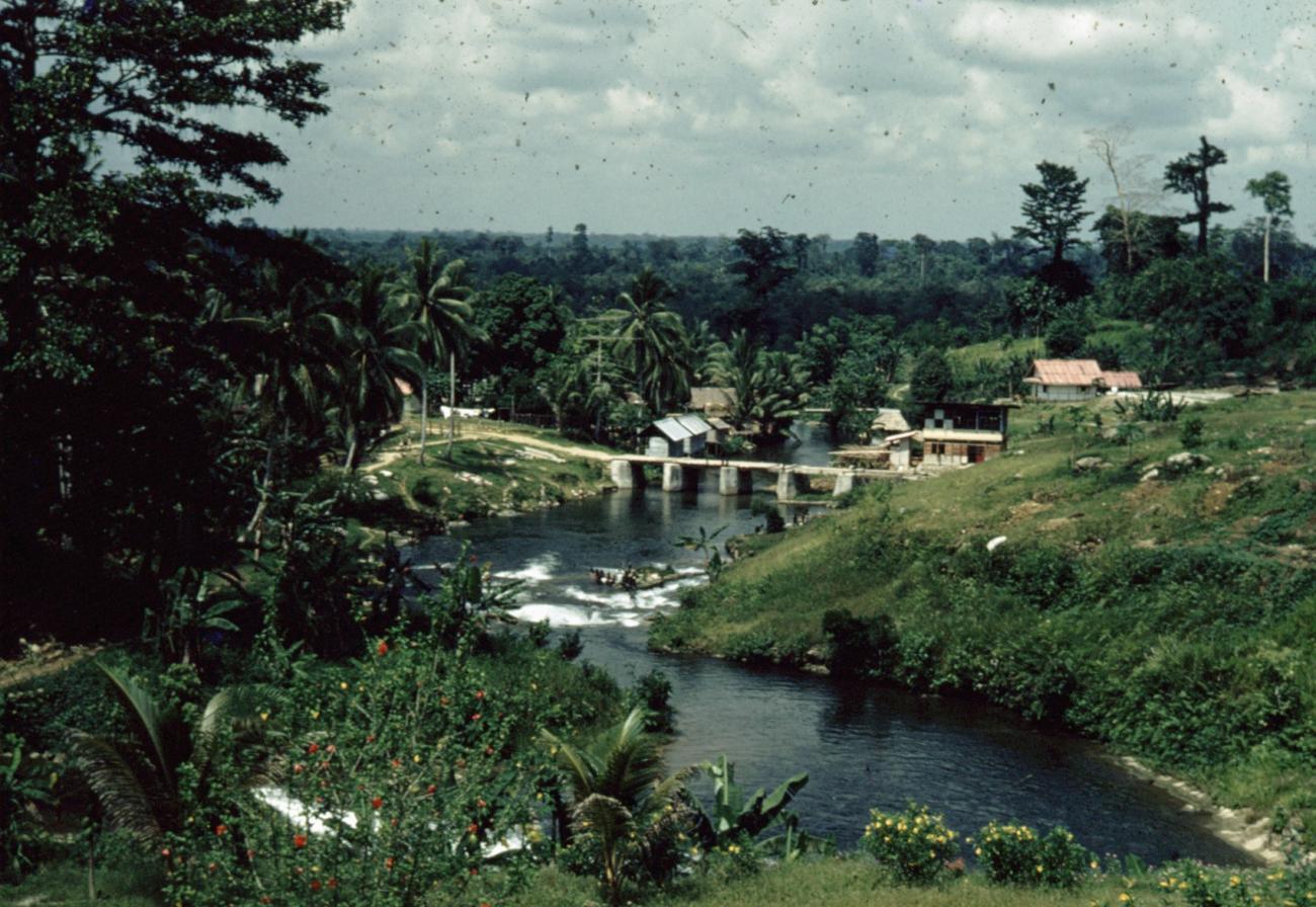 BD/66/98 - 
Dorpje bij rivier
