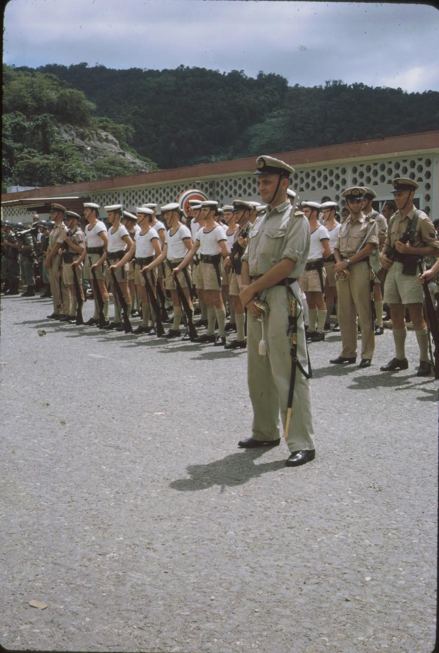 BD/171/157 - 
Koninginnendag, mariniers in de houding.
