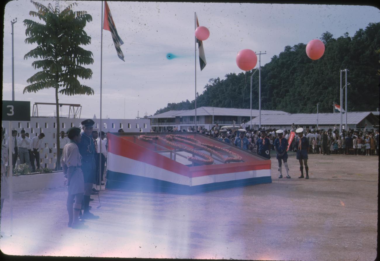 BD/171/166 - 
Koninginnendag, bouwsel ter ere van koningin en prins.
