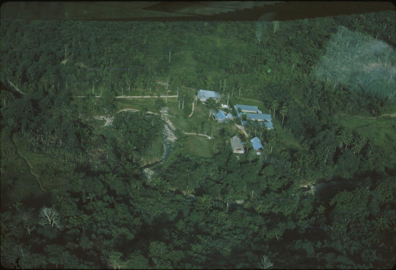 BD/171/226 -
Meisjes vervolgchool vanuit de lucht.