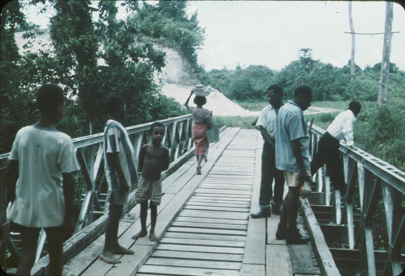 BD/171/329 - 
Mensen op brug van staal en hout.
